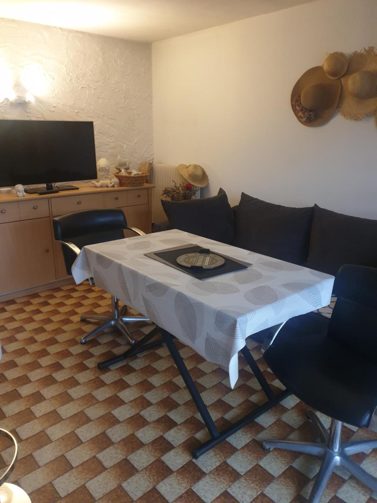 Maison Marylene Possibilite De Louer 2 Chambres Et Un Lit 1Place Supplementaire Ici C'Est Calme Et Simple Entretien Et Petit Dejeuner A Regler Sur Place Vous Gagnez 16 Pour-Cent Givry  Habitación foto